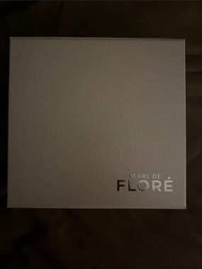 Pearl De Floré Moisturizing daily defense cream- Frosted White Jar with Gold Lid